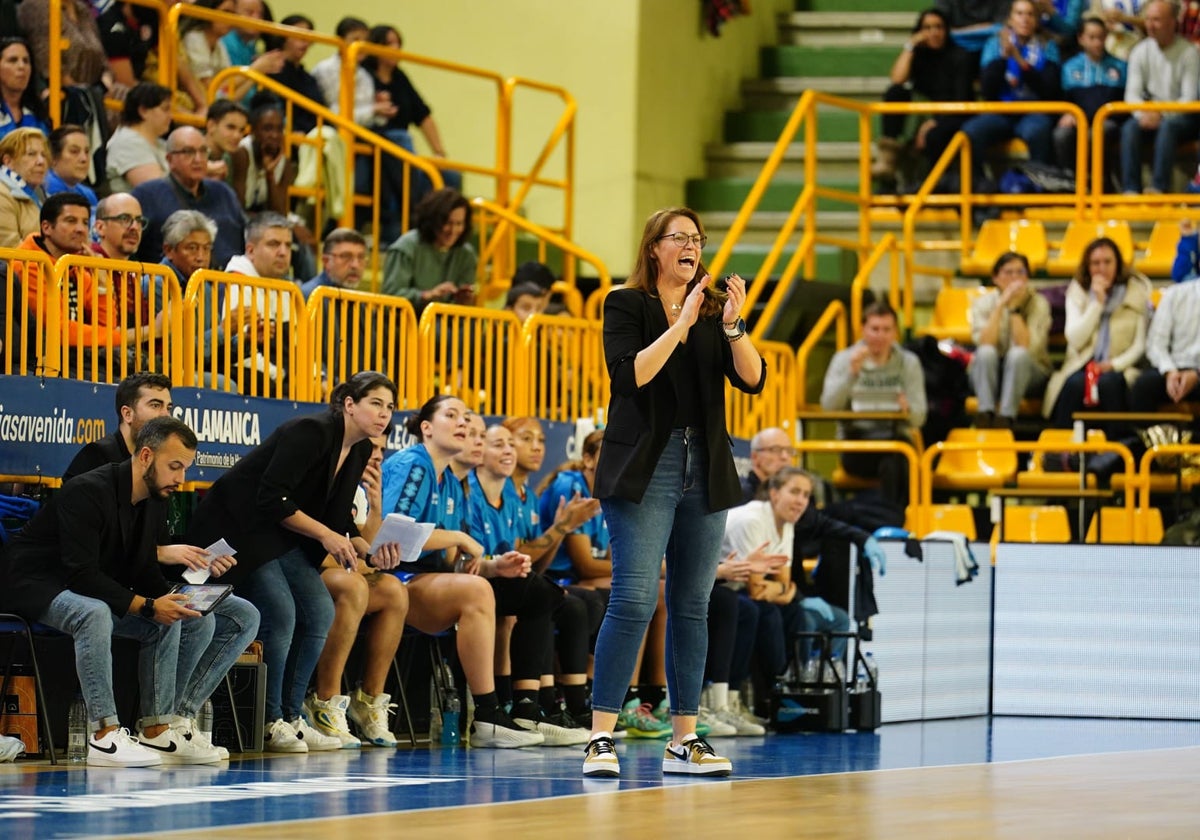 Anna Montañana aplaude a sus jugadoras en el partido contra Gernika.