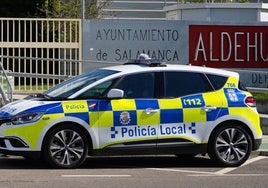 Un coche de la Policía Local, junto a la Ciudad Deportiva de La Aldehuela en una imagen de archivo.