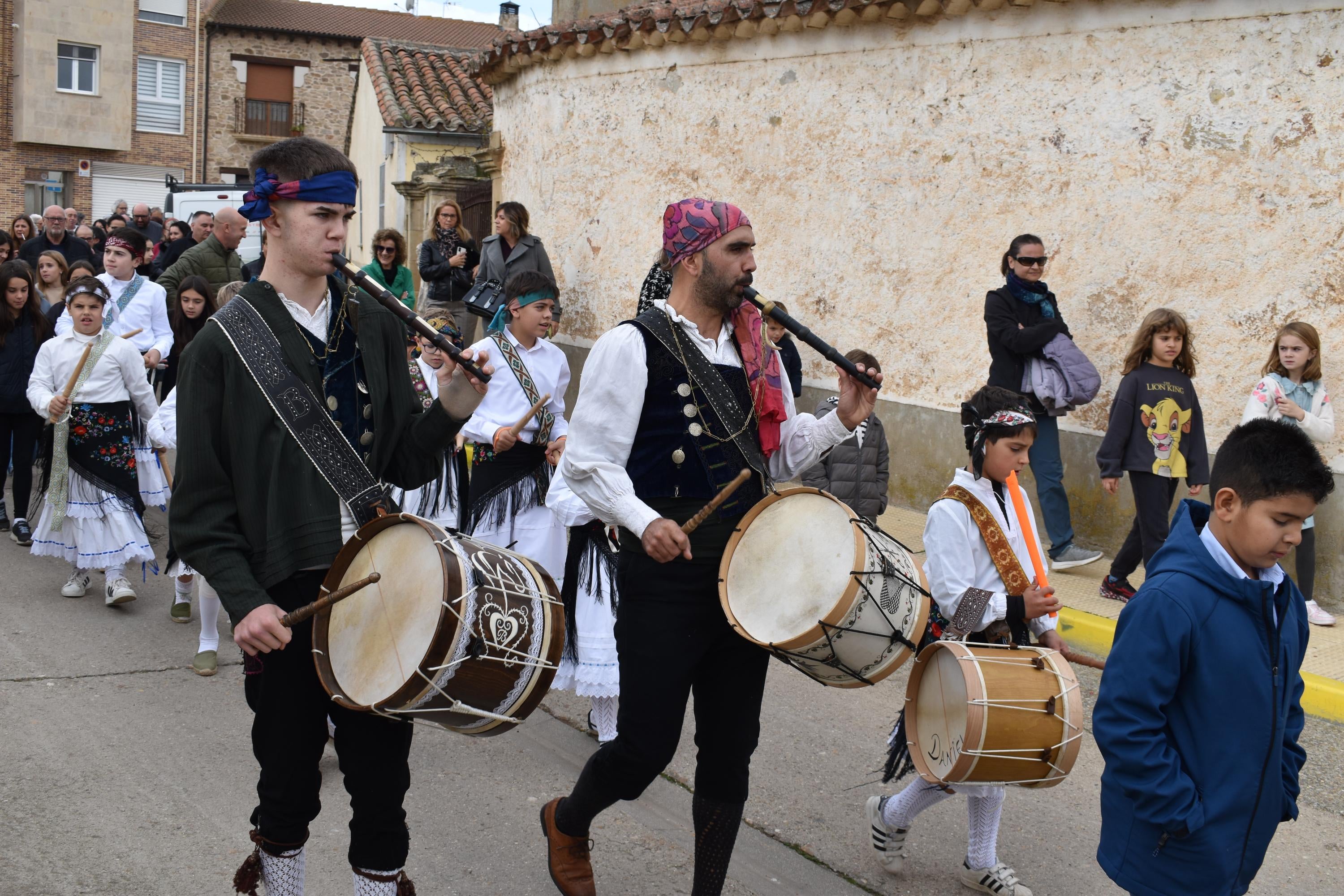 Aldeatejada cierra las fiestas de Santa Bárbara con los bailes de paleos