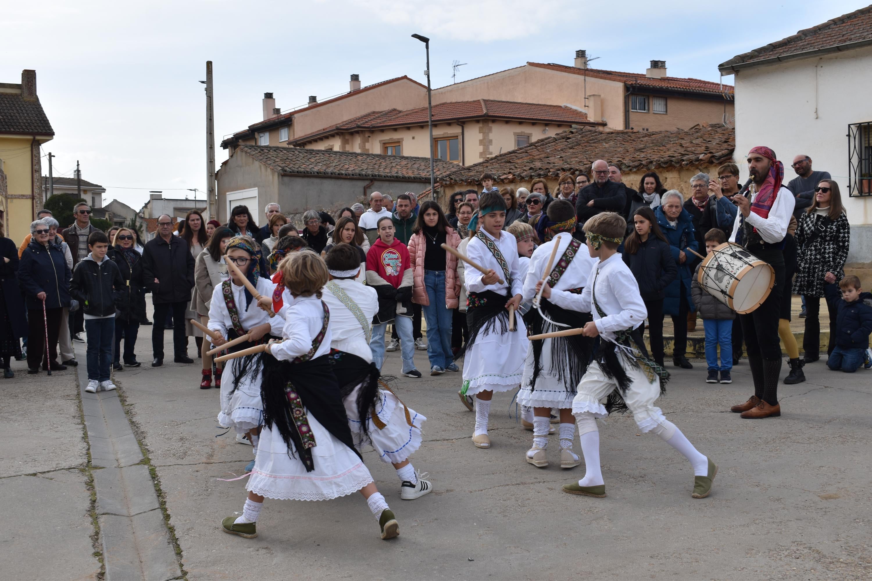 Aldeatejada cierra las fiestas de Santa Bárbara con los bailes de paleos