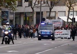 Los manifestantes, durante su recorrido por la avenida de Mirat.