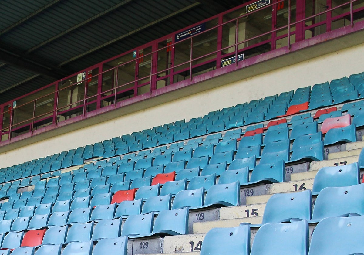 Cabinas de prensa en el estadio Helmántico.