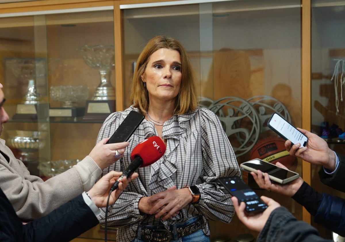 Almudena Parres, atendiendo a los medios durante su visita a Würzburg.