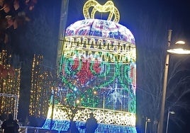 La gran campana que adornó la Navidad el año pasado en Salamanca, en la plaza de La Marina de Zamora.