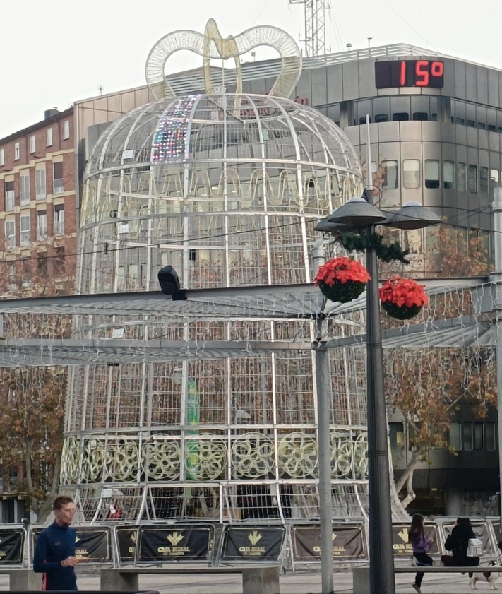 Imagen secundaria 2 - 1-La enorme bola roja que iluminó el monumento salmantino desde 2019 se encuentra esta Navidad en al capital de Ávila, en concreto en la plaza del Mercado Chico, donde se agolpó el público en el encendido del pasado viernes.2-Hasta la ciudad de Béjar ha viajado una réplica de la gran caja de regalo que también formó parte de la iluminación navideña de Salamanca. En este caso es una variante más pequeña.3-La enorme campaña que centró la atención la Navidad salmantina hasta el año pasado se encuentra en la plaza de La Marina de la ciudad de Zamora.