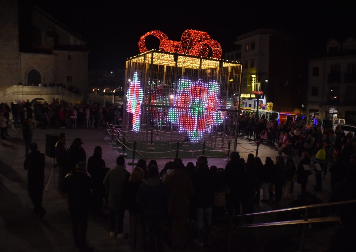 Imagen secundaria 1 - 1-La enorme bola roja que iluminó el monumento salmantino desde 2019 se encuentra esta Navidad en al capital de Ávila, en concreto en la plaza del Mercado Chico, donde se agolpó el público en el encendido del pasado viernes.2-Hasta la ciudad de Béjar ha viajado una réplica de la gran caja de regalo que también formó parte de la iluminación navideña de Salamanca. En este caso es una variante más pequeña.3-La enorme campaña que centró la atención la Navidad salmantina hasta el año pasado se encuentra en la plaza de La Marina de la ciudad de Zamora.