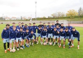 Los futbolistas del Salamanca UDS, este lunes antes de comenzar el entrenamiento.