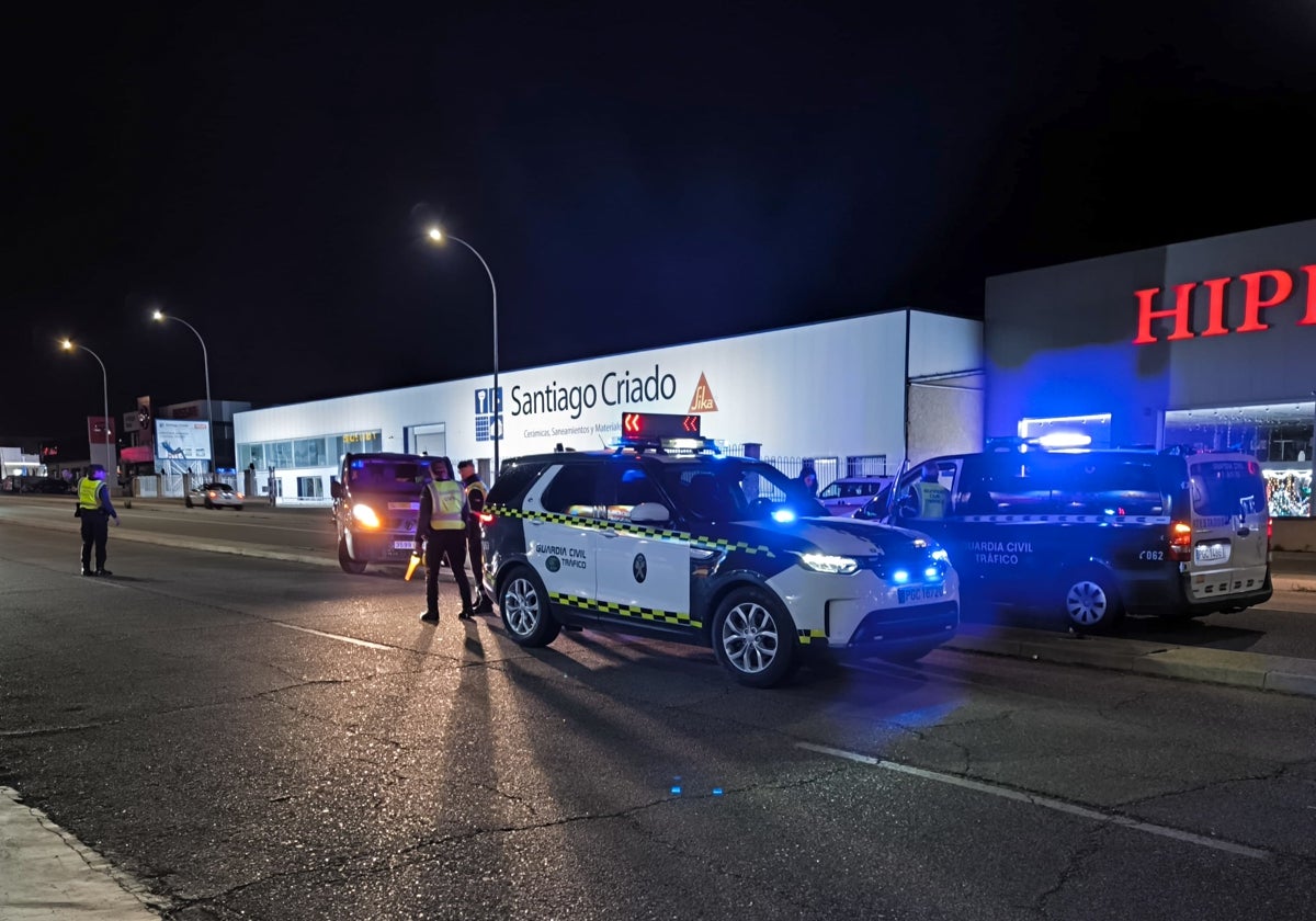 Agentes de la Guardia Civil en el lugar del accidente mortal.