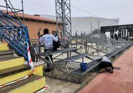 Operarios instalando las gradas supletorias junto a la tribuna sur del estadio