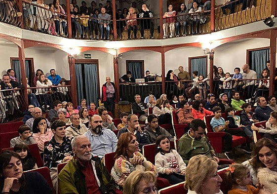 Público en el teatro de Sequeros.