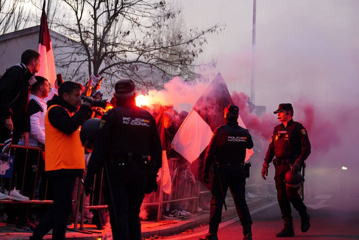 Todas las imágenes del espectacular recibimiento a Unionistas a su llegada al Reina Sofía