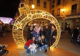 Un grupo de personas se toman fotos en un adorno navideño de Peñaranda