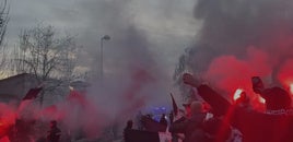 Imagen del recibimiento al autocar de Unionistas en los aledaños del Reina Sofía.