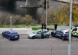 Agentes de la Policía Local y Nacional inspeccionan el lugar.