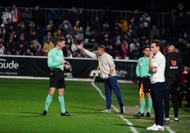 Llácer dando indicaciones a sus jugadores durante el choque de este miércoles ante el Rayo.