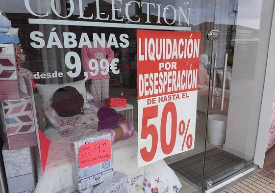 Cartel de liquidación en un comercio durante los peores meses de la pandemia.