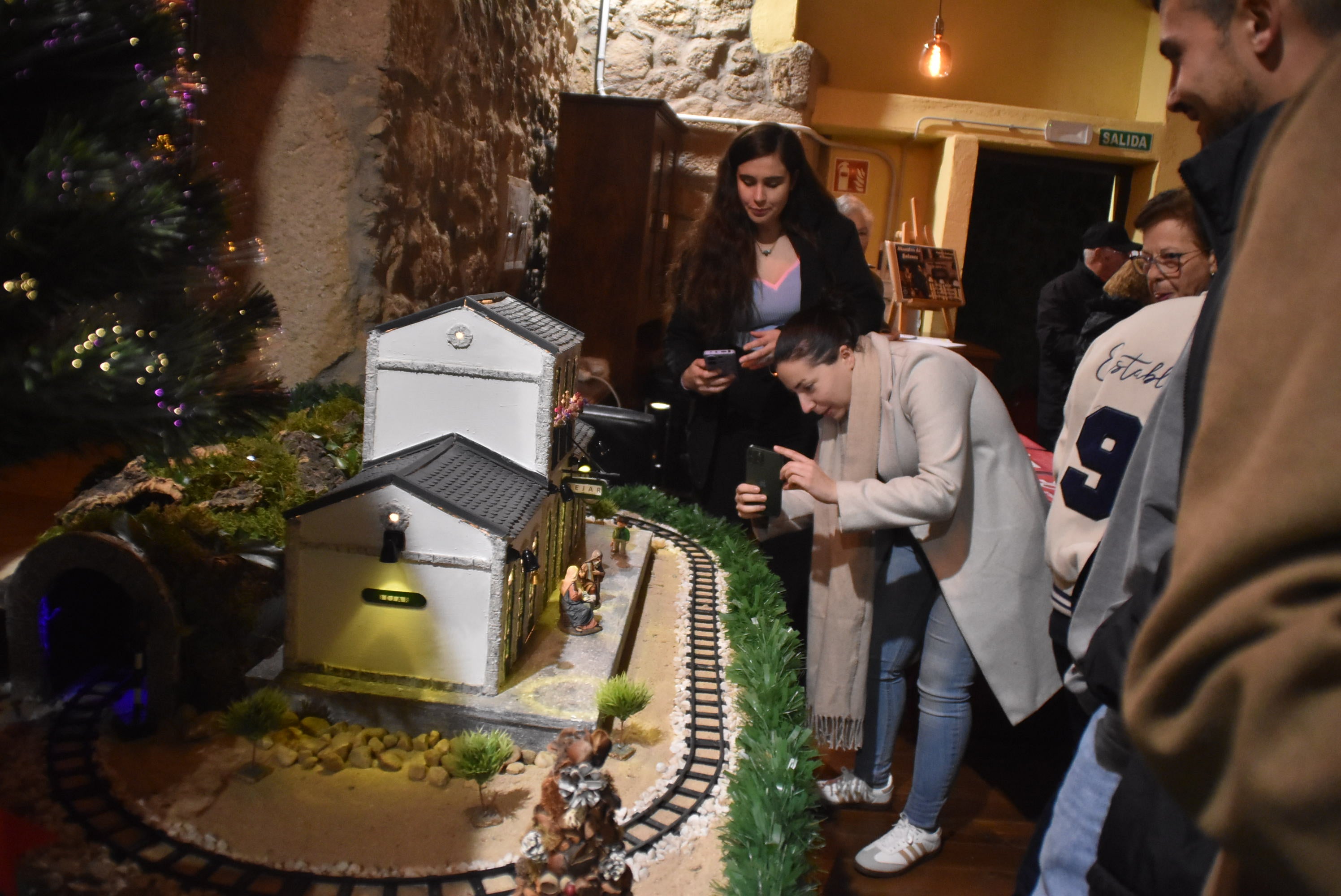 Béjar presume de tradición belenística en la muestra de la Hermandad de Jesús Nazareno