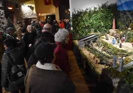 Imagen de los asistentes a la inauguración de la muestra de belenes organizada por la Hermandad de Jesús Nazareno de Béjar