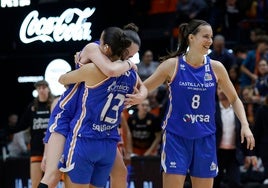 Iyana Martín, Andrea Vilaró y Antonia Delaere celebran la victoria de este jueves.