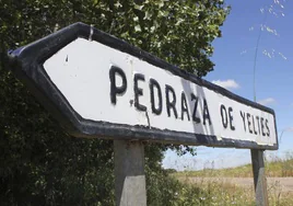 Cartel indicador de la entrada a la finca de Pedraza de Yeltes.