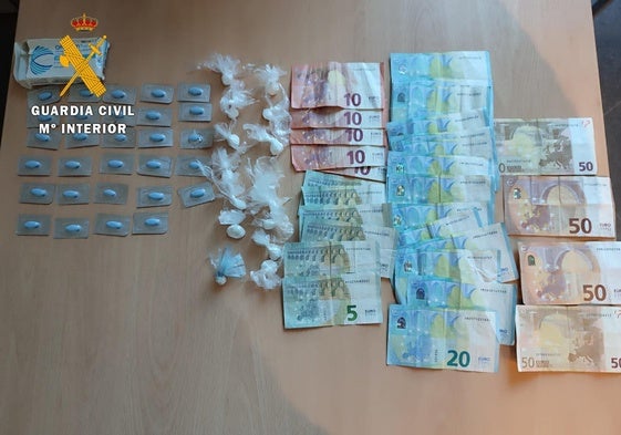 Cocaína, pastillas y dinero incautado por la Guardia Civil en la operación.