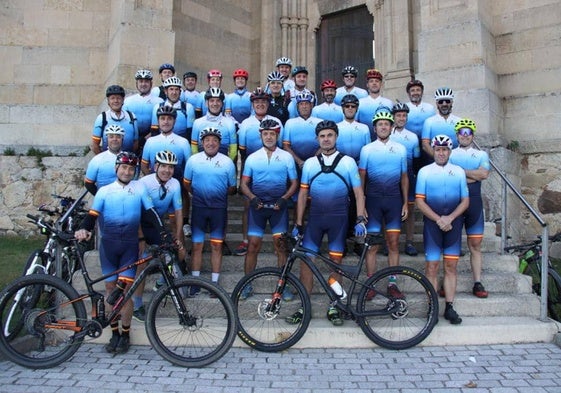 Participantes en bicicleta en la Ruta de la Cuna al Sepulcro.