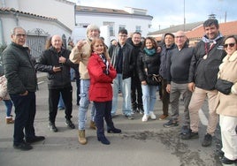 Participantes en la fiesta de la matanza en Fresno junto al matancero mayor en su homenaje.