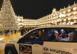 Los mayores y sus cuidadores vuelven a la residencia tras ver el espectáculo de luces