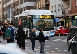 Un autobús pasa por la avenida de Villamayor, donde se produjo la agresión.