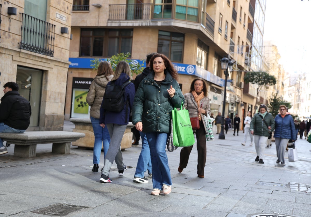 Salmantinos de compras en la calle Toro.