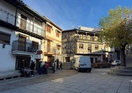 Imagen de la Plaza Mayor de San Esteban de la Sierra, en la víspera del puente.