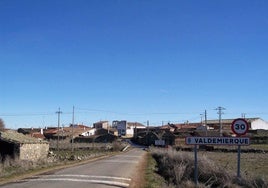 Imagen de la entrada a la localidad de Valdemierque, donde se instaló el cableado de la banda ancha el año pasado.