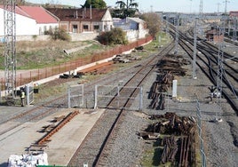 Vías de la línea entre Salamanca y Medina del Campo, en un zona próxima a la estación de la capital, donde sí existe cerramiento.