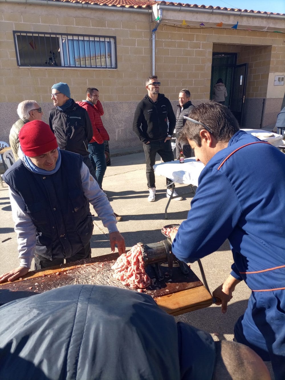 Reconocimiento a los mayores de Coca de Alba en la fiesta de la matanza tradicional