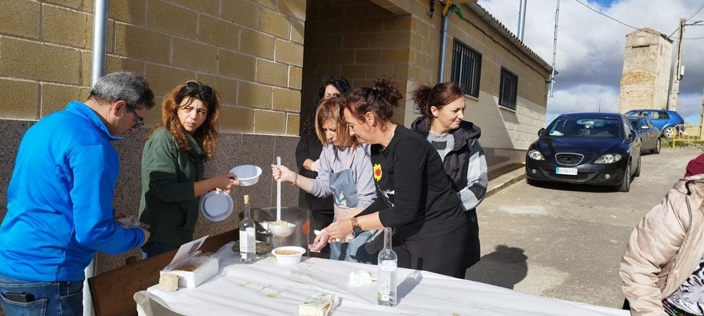 Reconocimiento a los mayores de Coca de Alba en la fiesta de la matanza tradicional