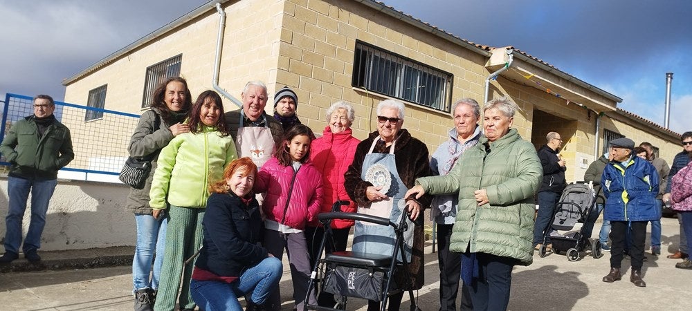 Reconocimiento a los mayores de Coca de Alba en la fiesta de la matanza tradicional