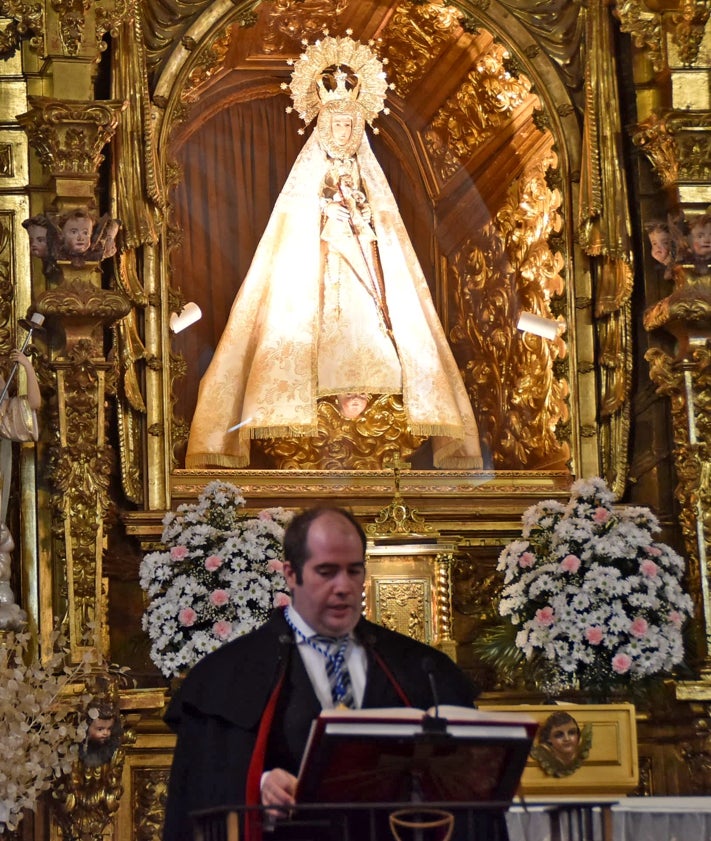 Imagen secundaria 2 - Cambio de varas e intervención del abad en el santuario de El Castañar.