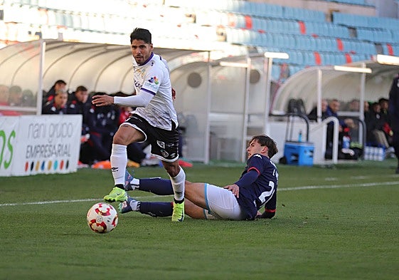 Martín Galván supera a Vidal en el encuentro de este domingo entre el Salamanca UDS y el Deportivo Fabril.