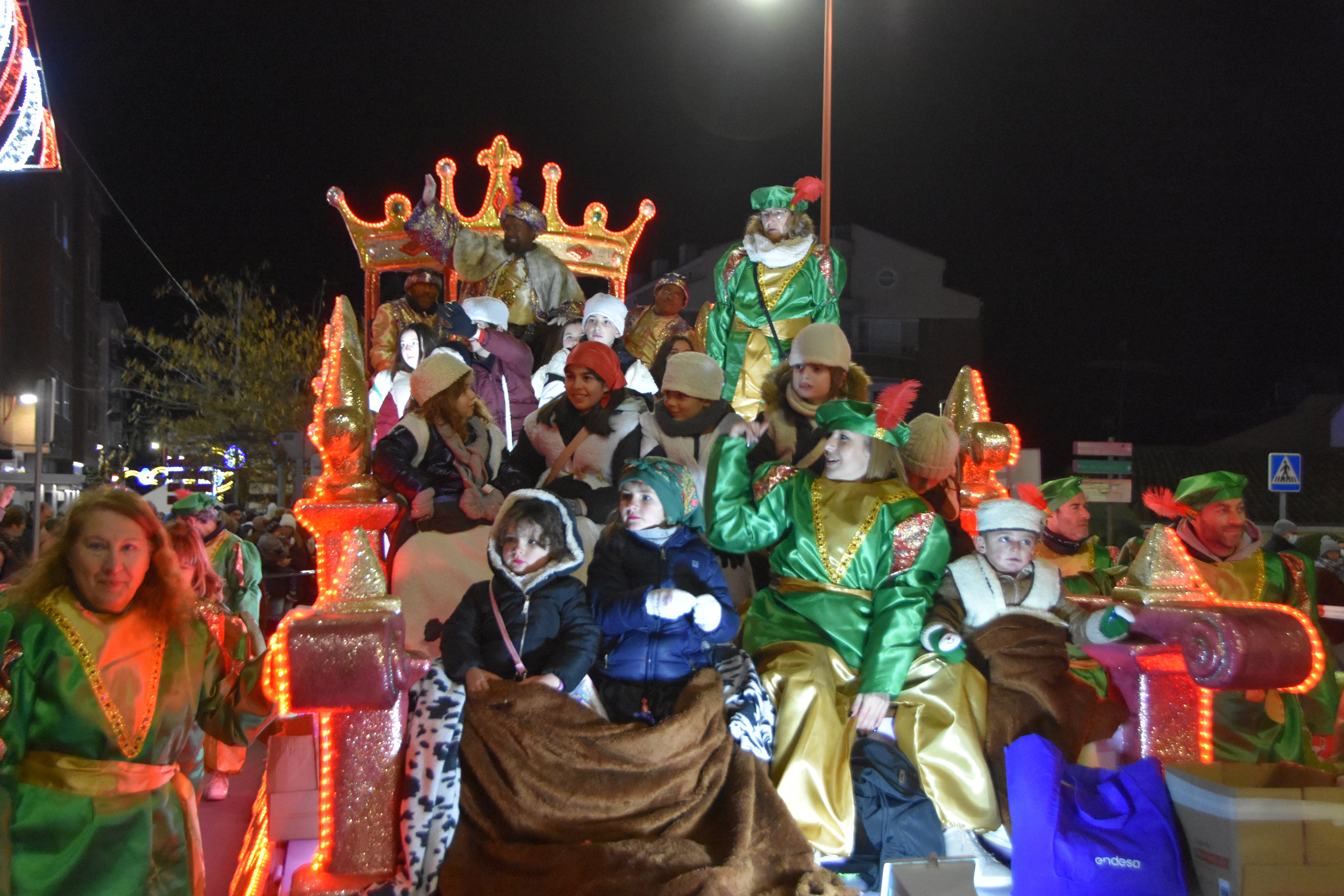 Una de las carrozas de los Reyes Magos en la última cabalgata por las calles de Santa Marta de Tormes.