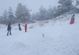 Imagen de una familia jugando con la nieve en Salamanca.