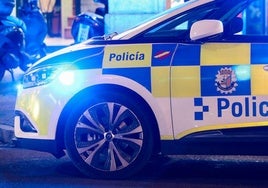 Un coche de la Policía Local, estacionado en pleno centro de la capital.