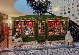 El espectacular escaparate de la «Tienda de Navidad» que protagoniza la ambientación del Ayuntamiento fue el escenario para la presentación de las 3 Nocheviejas.