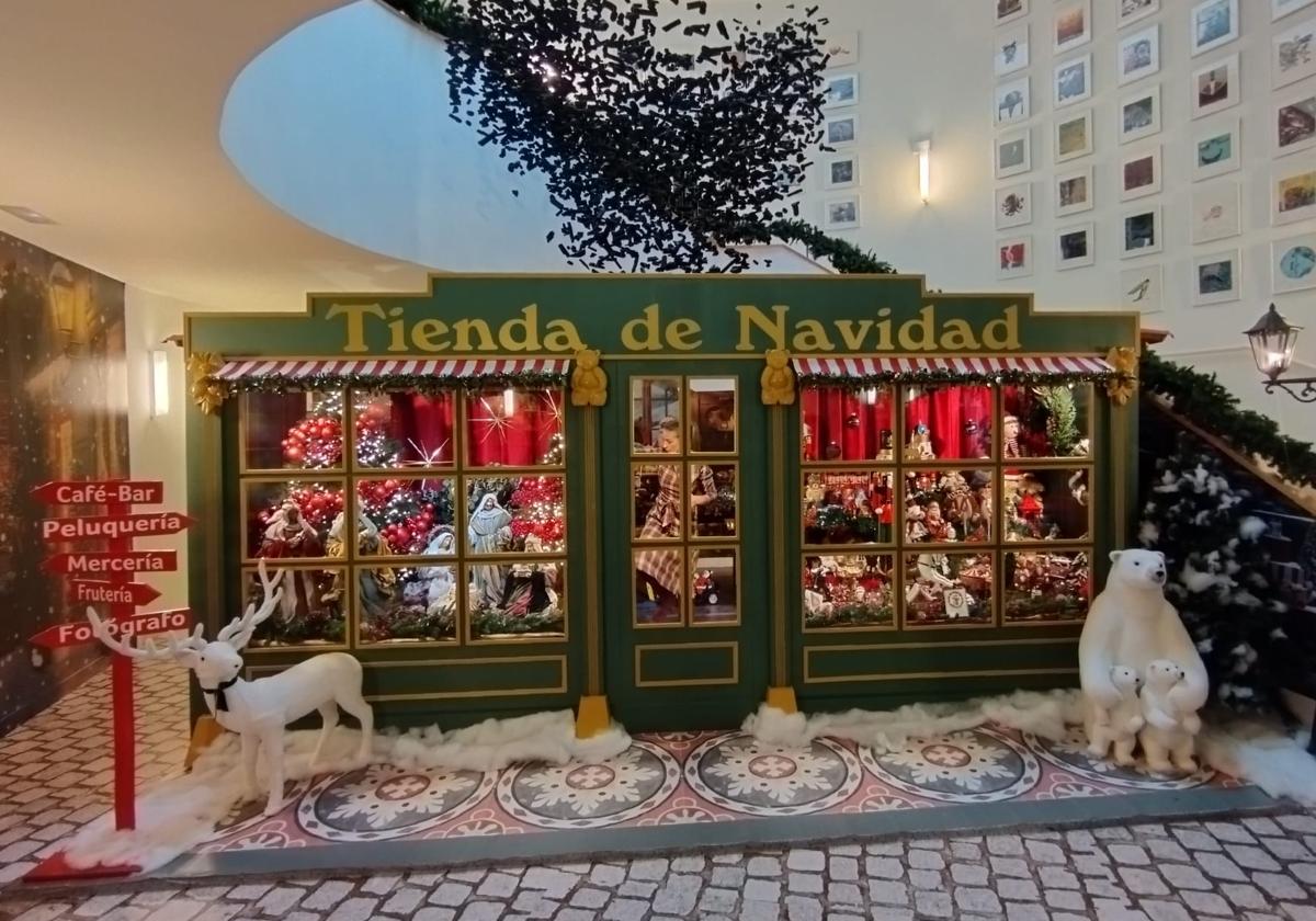 El espectacular escaparate de la «Tienda de Navidad» que protagoniza la ambientación del Ayuntamiento fue el escenario para la presentación de las 3 Nocheviejas.