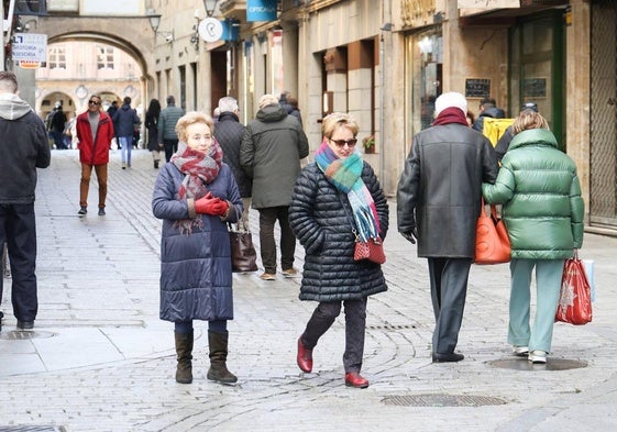 Dos mujeres pasean ayer bien abrigadas por la calle Zamora.