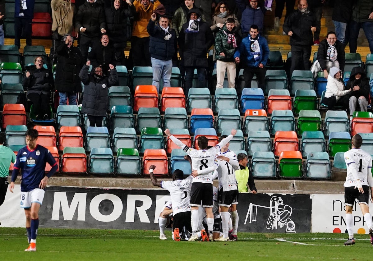 Efusiva celebración de los jugadores del Salamanca UDS tras el gol de Lorenzo en la última jugada del choque ante el Fabril.