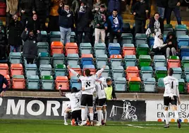 Efusiva celebración de los jugadores del Salamanca UDS tras el gol de Lorenzo en la última jugada del choque ante el Fabril.