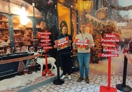 Juan Carlos Bueno y Jorge Moreno en la presentación del concurso de escaparates navideños en Santa Marta.