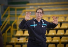 Anna Montañana pide calma a sus jugadoras durante un entrenamiento en Würzburg.