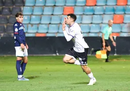 Óscar Lorenzo celebra su primer gol de la temporada con el Salamanca UDS.