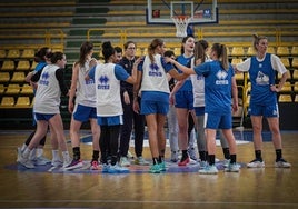 Jugadoras y técnicos del Perfumerías Avenida, en el pabellón de Würzburg.